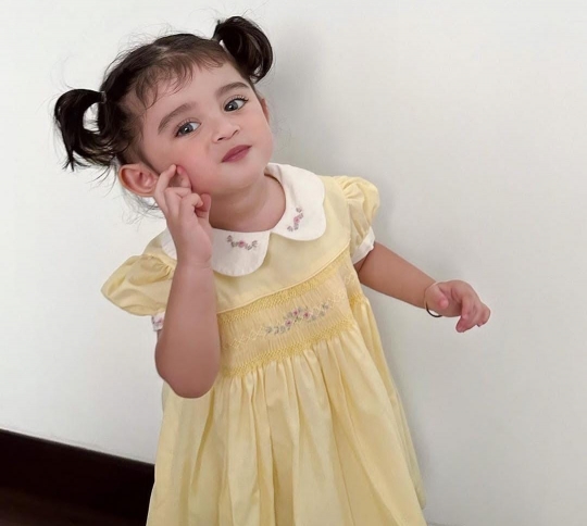 Cantik Bak Princess, Ini Baby Guzel Anak Ali Syakieb dan Margin Pakai Dress Kuning