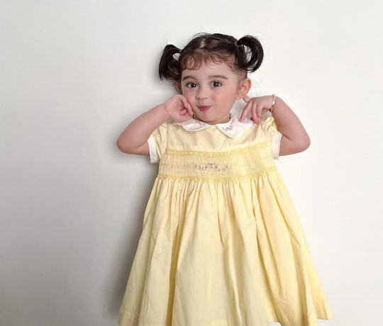 Cantik Bak Princess, Ini Baby Guzel Anak Ali Syakieb dan Margin Pakai Dress Kuning