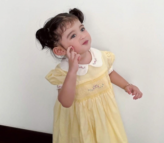 Cantik Bak Princess, Ini Baby Guzel Anak Ali Syakieb dan Margin Pakai Dress Kuning