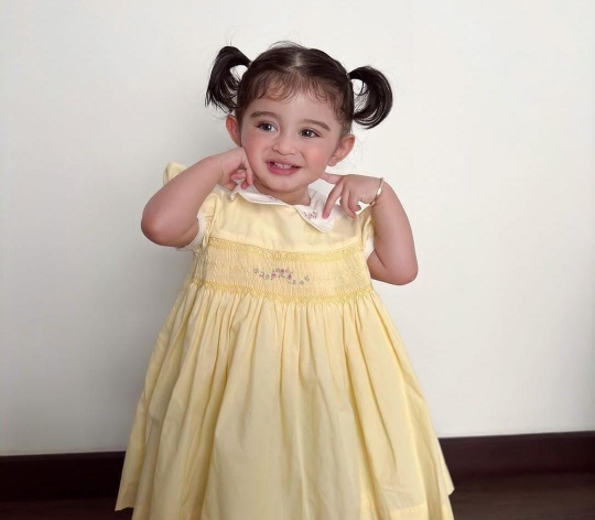 Cantik Bak Princess, Ini Baby Guzel Anak Ali Syakieb dan Margin Pakai Dress Kuning