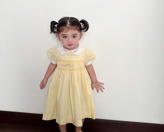 Cantik Bak Princess, Ini Baby Guzel Anak Ali Syakieb dan Margin Pakai Dress Kuning