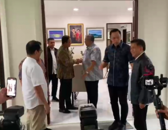 Momen Akrab Anies-AHY Dapat Wejangan dari SBY di Pacitan