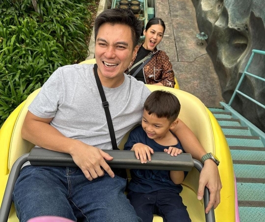 6 Potret Baim Wong & Keluarga Liburan di Jepang, Kiano dan Kenzo Gemesin Banget