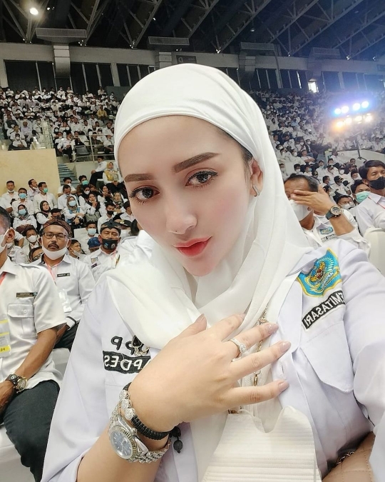 3 Potret Ibu Kades Cantik Bikin Betah Warganya, Nomor 1 Bulu Matanya Lentik & Cetar