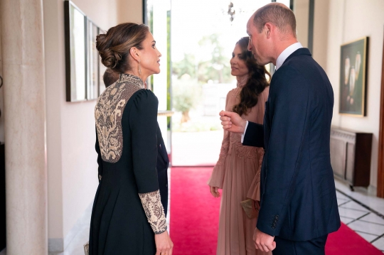 Pesona Ratu Yordania Curi Perhatian di Pernikahan Putra Mahkota