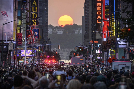 Penampakan Fenomena Matahari Terbenam di Jalanan New York yang Bikin Heboh