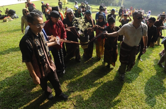 Peringati Hari Lingkungan Hidup, Aktivis dan Akademisi UI Gelar Sedekah Hutan