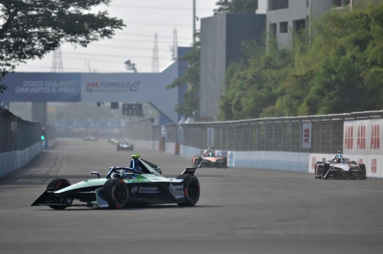 Aksi Pebalap Ikuti Latihan Bebas Formula E Jakarta 2023