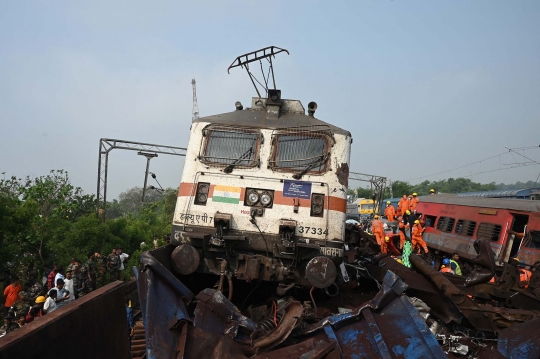 Kondisi Mengenaskan Kereta Maut yang Tabrakan di India: Hancur dan Saling Bertumpukan