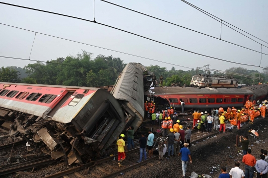 Kondisi Mengenaskan Kereta Maut yang Tabrakan di India: Hancur dan Saling Bertumpukan