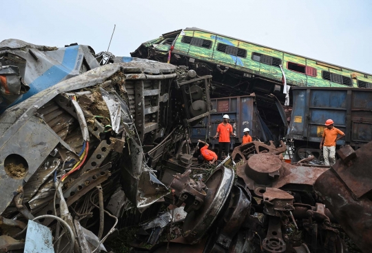 Kondisi Mengenaskan Kereta Maut yang Tabrakan di India: Hancur dan Saling Bertumpukan