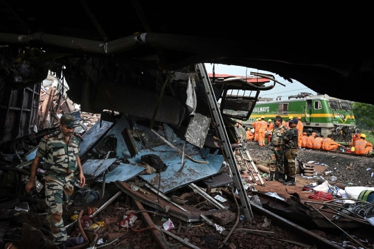 Kondisi Mengenaskan Kereta Maut yang Tabrakan di India: Hancur dan Saling Bertumpukan