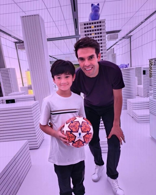 Keren Abis! Momen Rafathar Foto Bareng Legenda Pesepak Bola Ricardo Kaka