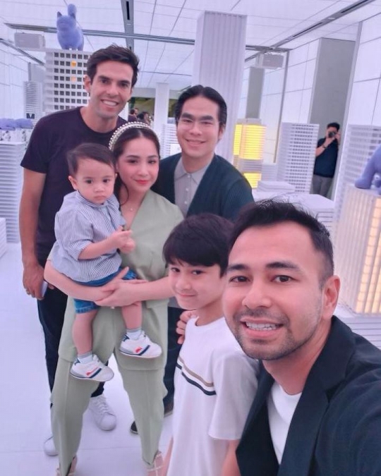 Keren Abis! Momen Rafathar Foto Bareng Legenda Pesepak Bola Ricardo Kaka