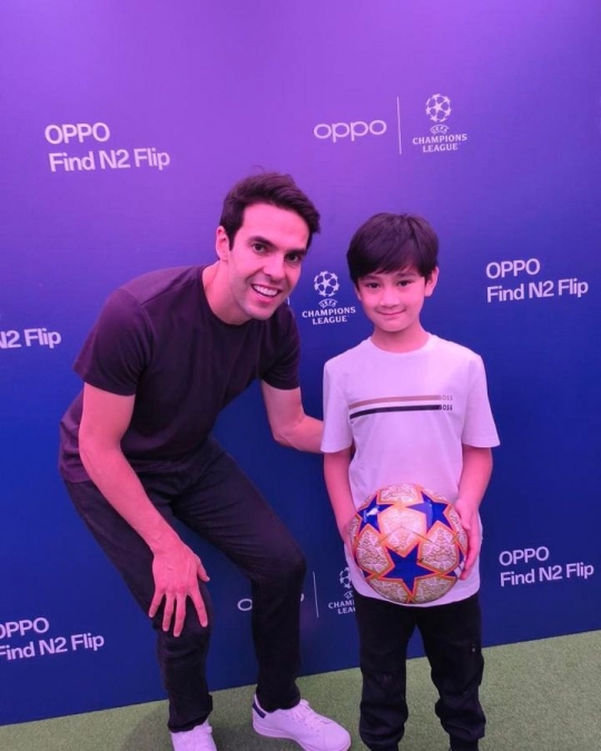 Keren Abis! Momen Rafathar Foto Bareng Legenda Pesepak Bola Ricardo Kaka