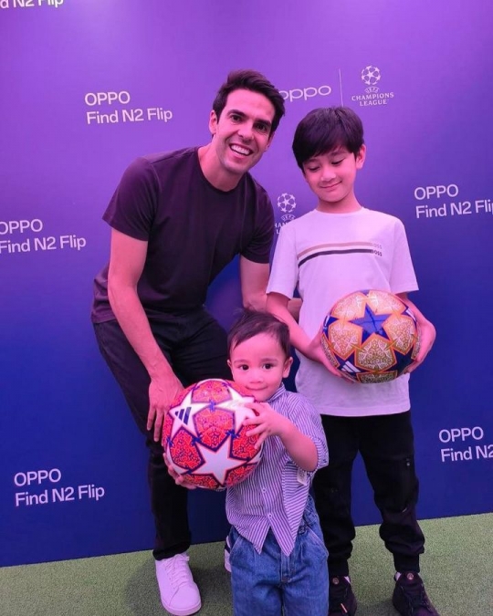 Keren Abis! Momen Rafathar Foto Bareng Legenda Pesepak Bola Ricardo Kaka