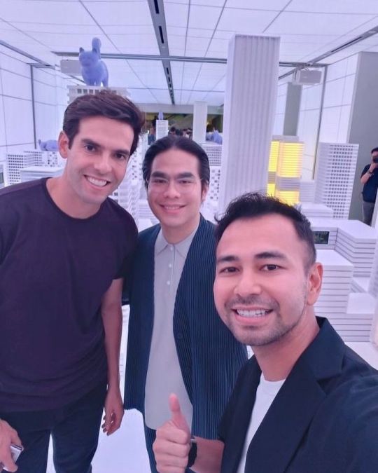 Keren Abis! Momen Rafathar Foto Bareng Legenda Pesepak Bola Ricardo Kaka