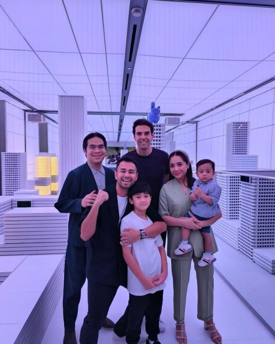 Keren Abis! Momen Rafathar Foto Bareng Legenda Pesepak Bola Ricardo Kaka