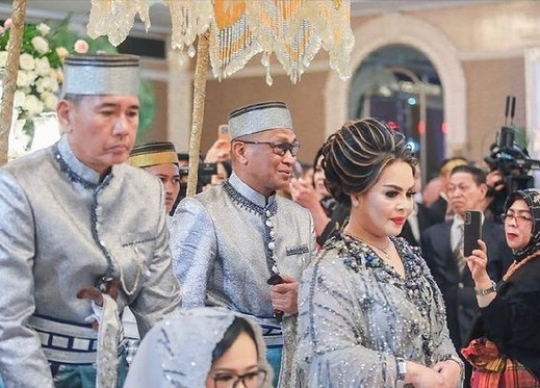 Potret Pernikahan Anak Jenderal Polri dengan Adat Bugis, Tamunya Tak Sembarangan