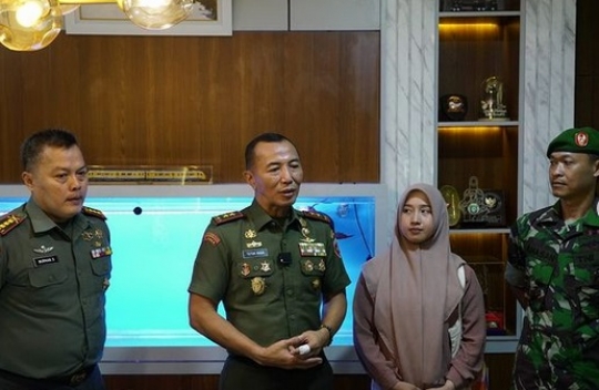 Mayjen TNI Bertemu Nuraini Pemanggul Semen, Si Gadis Sampai Cium Tangan Sang Jenderal