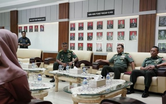 Mayjen TNI Bertemu Nuraini Pemanggul Semen, Si Gadis Sampai Cium Tangan Sang Jenderal