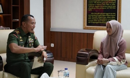 Mayjen TNI Bertemu Nuraini Pemanggul Semen, Si Gadis Sampai Cium Tangan Sang Jenderal