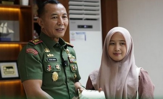 Mayjen TNI Bertemu Nuraini Pemanggul Semen, Si Gadis Sampai Cium Tangan Sang Jenderal