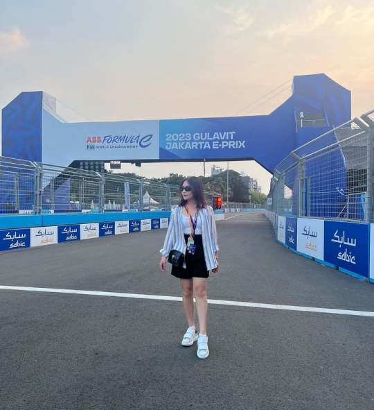 Cantiknya Prilly Latuconsina di Jakarta E-Prix 2023, Foto Bareng Pebalap jadi Sorotan