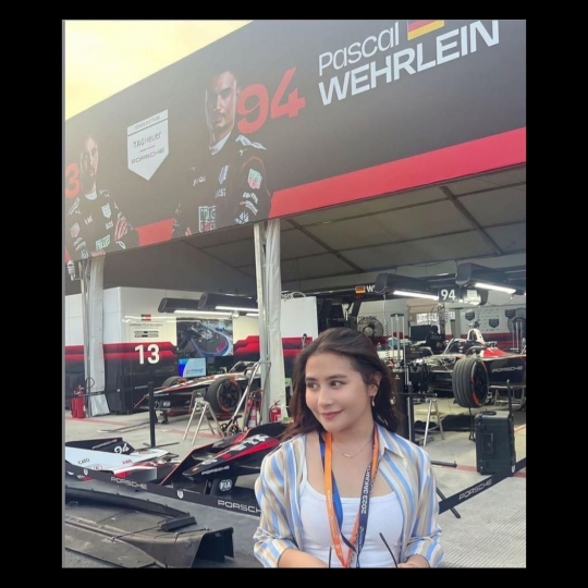 Cantiknya Prilly Latuconsina di Jakarta E-Prix 2023, Foto Bareng Pebalap jadi Sorotan