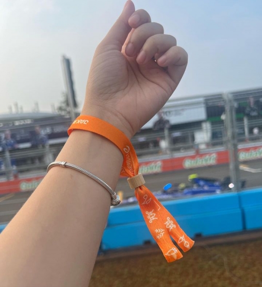 Cantiknya Prilly Latuconsina di Jakarta E-Prix 2023, Foto Bareng Pebalap jadi Sorotan