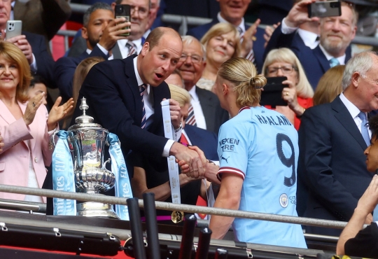 Selebrasi Man City Juara Piala FA Curi Perhatian Presenter Cantik & Pangeran William