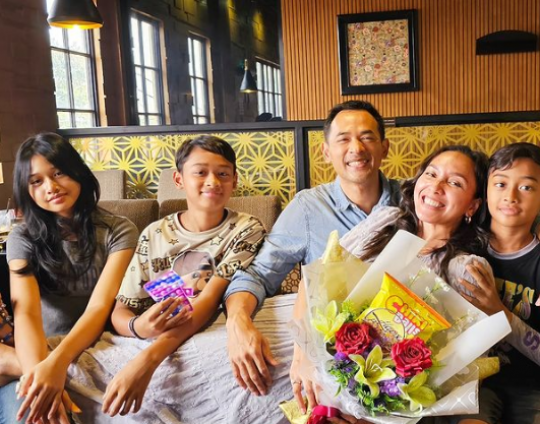 Penuh Kehangatan, Intip Potret Harmonis Keluarga Oka Antara yang Jarang Tersorot