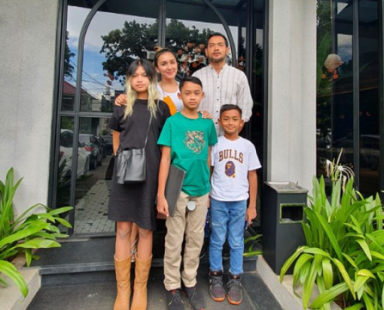 Penuh Kehangatan, Intip Potret Harmonis Keluarga Oka Antara yang Jarang Tersorot