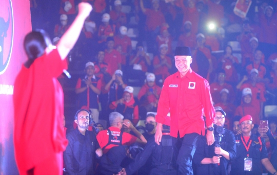 Semringah Ganjar Pranowo Bertemu Para Relawan di Hall Basket GBK