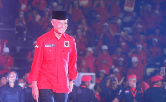 Semringah Ganjar Pranowo Bertemu Para Relawan di Hall Basket GBK