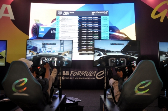 Keseruan Pengunjung Bermain Simulator Formula E