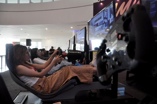 Keseruan Pengunjung Bermain Simulator Formula E