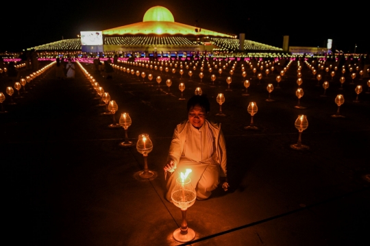 Warna-Warni Lampu LED Hiasi Perayaan Waisak di Kuil Wat Phra Dhammakaya Thailand