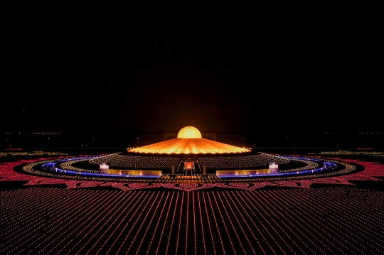 Warna-Warni Lampu LED Hiasi Perayaan Waisak di Kuil Wat Phra Dhammakaya Thailand