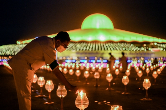 Warna-Warni Lampu LED Hiasi Perayaan Waisak di Kuil Wat Phra Dhammakaya Thailand