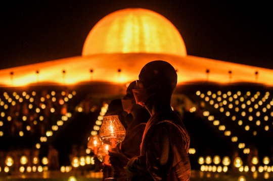 Warna-Warni Lampu LED Hiasi Perayaan Waisak di Kuil Wat Phra Dhammakaya Thailand