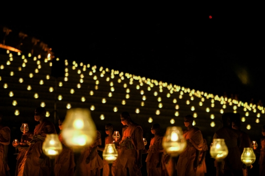 Warna-Warni Lampu LED Hiasi Perayaan Waisak di Kuil Wat Phra Dhammakaya Thailand