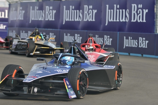 Aksi Maximilian Gunther Juarai Seri 11 Formula E di Jakarta