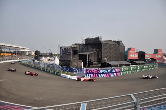 Momen Seru Pembalap Formula E Saling Susul hingga Gunther Juara Seri ke-11 di Jakarta