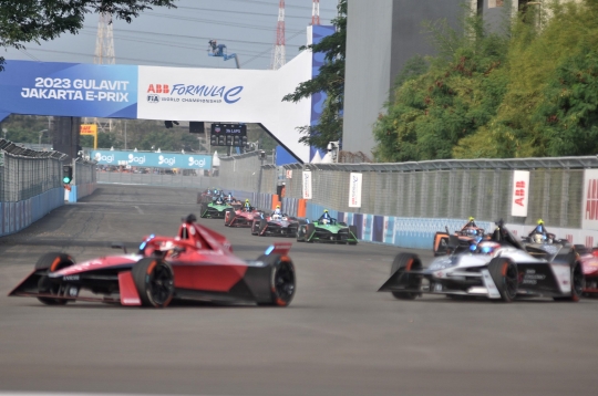 Momen Seru Pembalap Formula E Saling Susul hingga Gunther Juara Seri ke-11 di Jakarta