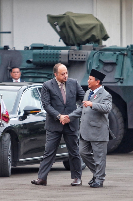 Reaksi Menhan Qatar Dikasih Cinderamata Senapan Serbu Buatan Pindad oleh Prabowo