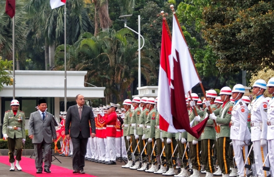 Reaksi Menhan Qatar Dikasih Cinderamata Senapan Serbu Buatan Pindad oleh Prabowo