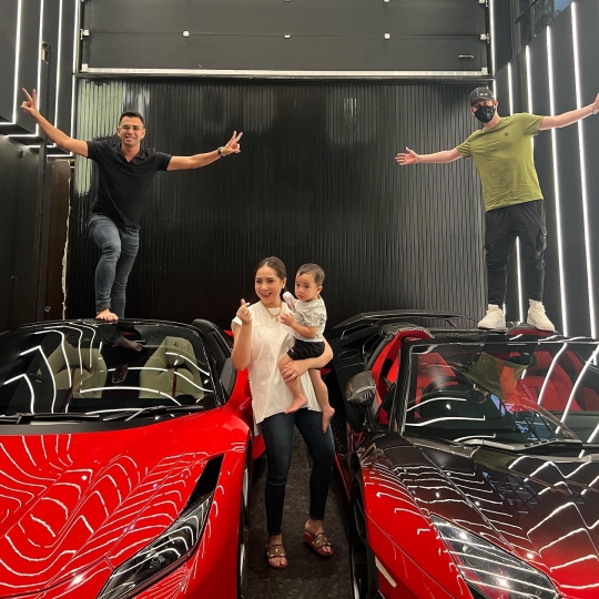 Raffi Ahmad Lagi-Lagi Bikin Kejutan, Kini Alan Walker ke Rumahnya, Pose di Atas Mobil