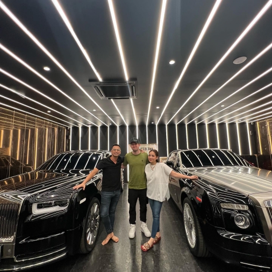 Raffi Ahmad Lagi-Lagi Bikin Kejutan, Kini Alan Walker ke Rumahnya, Pose di Atas Mobil