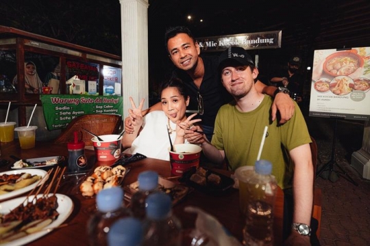 6 Momen Alan Walker Kunjungi Rumah Raffi Ahmad, Makan Mie Kocok Hingga Disajikan Sate